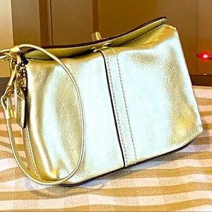 ⭐️ COACH GOLD Leather twist lock Wristlet Holiday